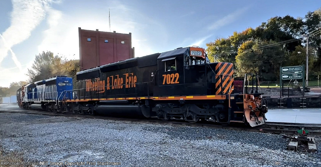 WE 7022 leads the shove up to the CSX.